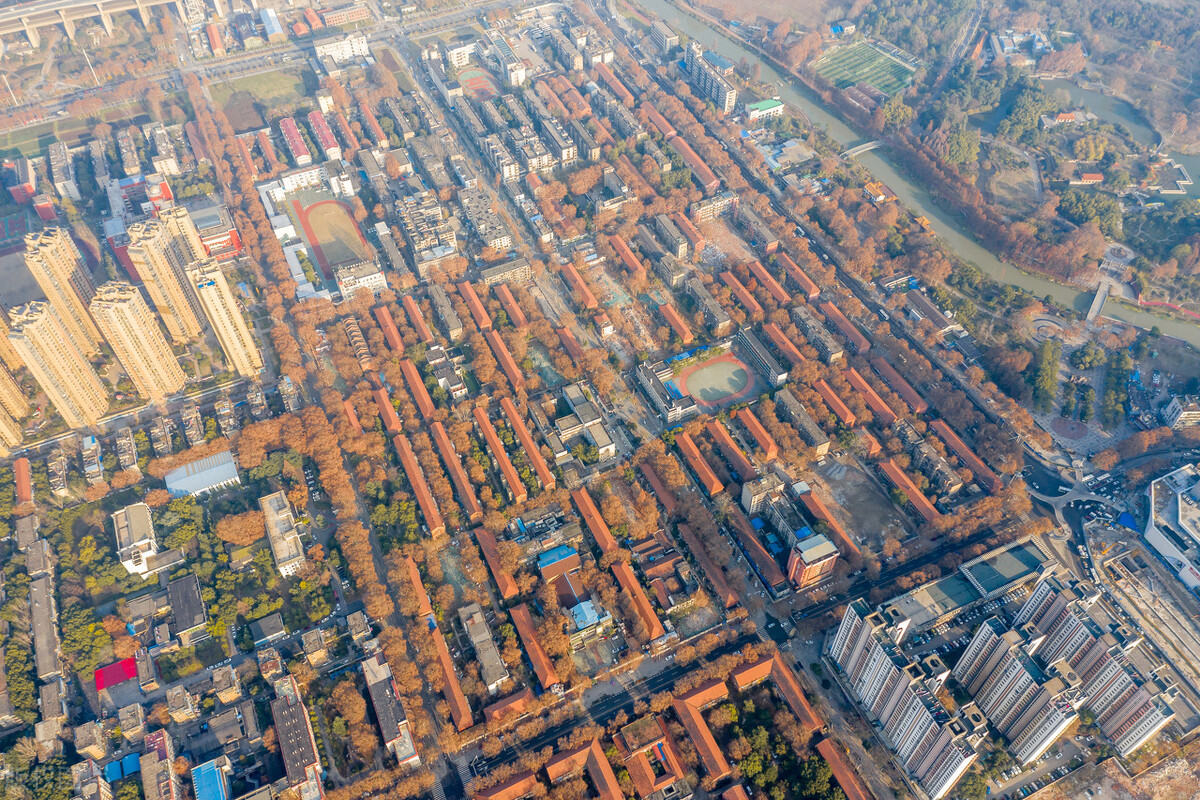 武汉青山为什么发展不起来,武汉光谷为什么被称第四镇