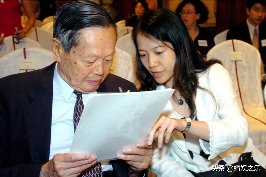 翁帆杨振宁近照曝光情侣装,翁帆和杨振宁亡妻一模一样