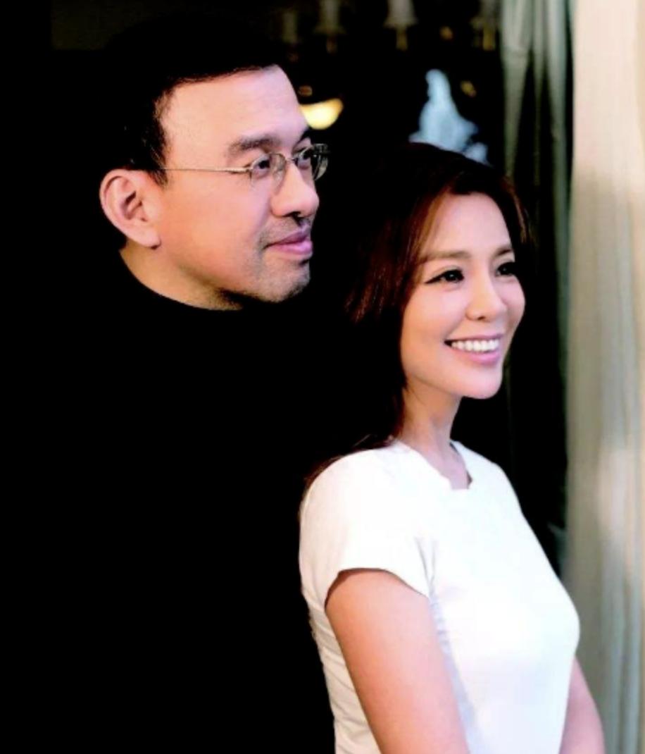 主持人朱迅哽咽痛哭,主持人朱迅和婆婆一起同台