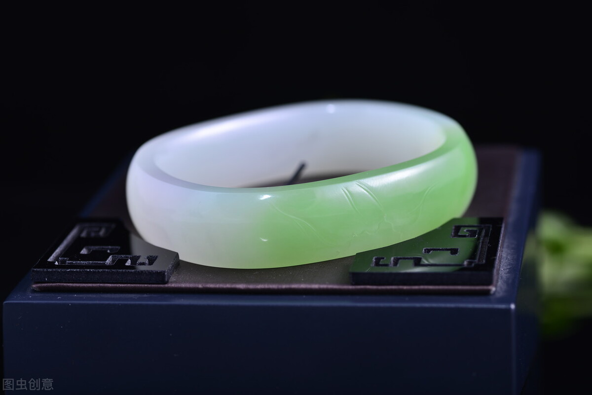 在直播间抢了便宜又好的翡翠？当心是假的！分辨翡翠手镯的真假