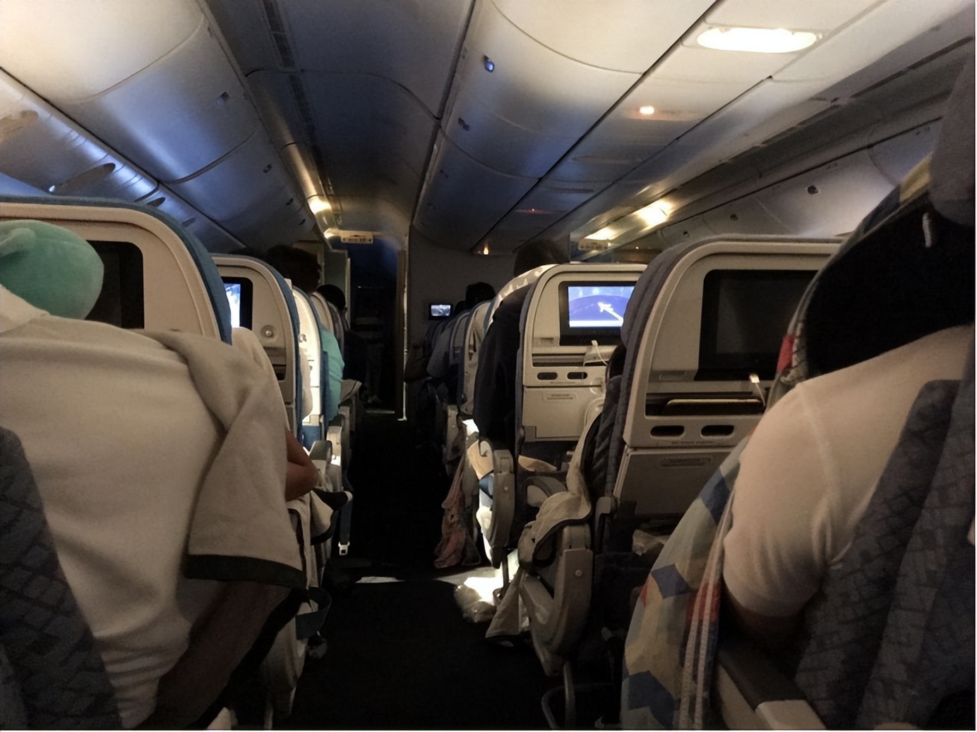 一架飞机来回飞一次赚多少钱,飞机飞一趟能赚多少钱视频讲解