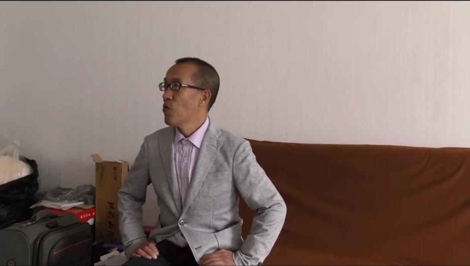 64岁老人北漂11年，掏马桶、摆地摊、做保洁，攒300万为儿买婚房