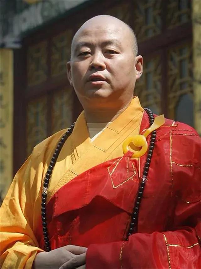 有其师必有其徒!接待吴啊萍的灵送法师初中辍学曾因撞死人被判刑