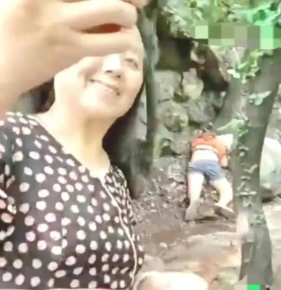 “看，一个死人”，大妈微笑和“尸体”合影