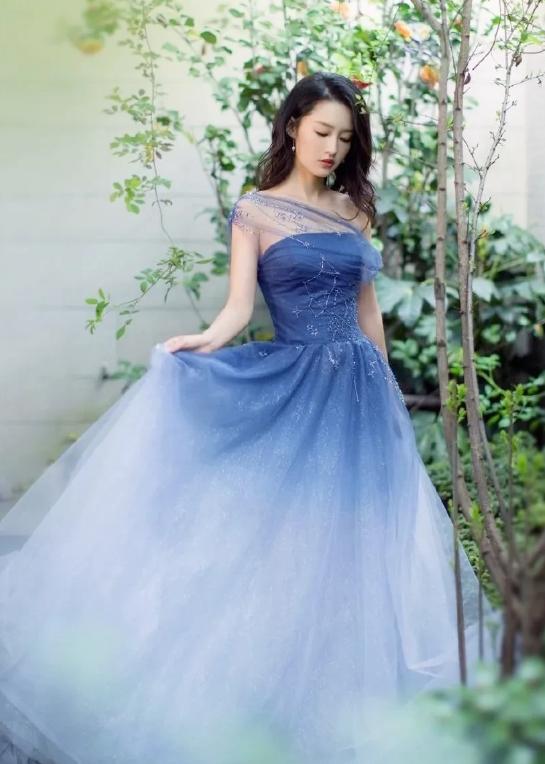 李沁的早秋穿搭可真养眼,李沁穿衣搭配粉色西装