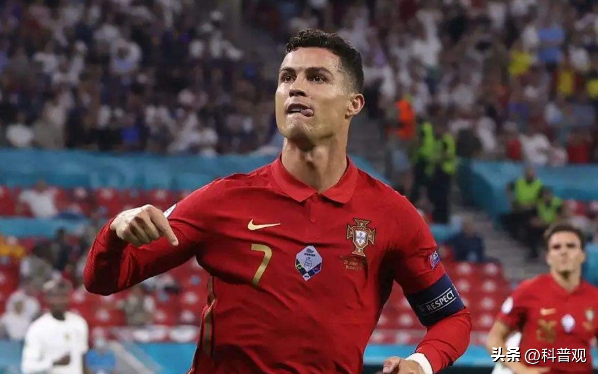 c罗掏出不明物体吃的是啥,c罗裤衩藏小零食