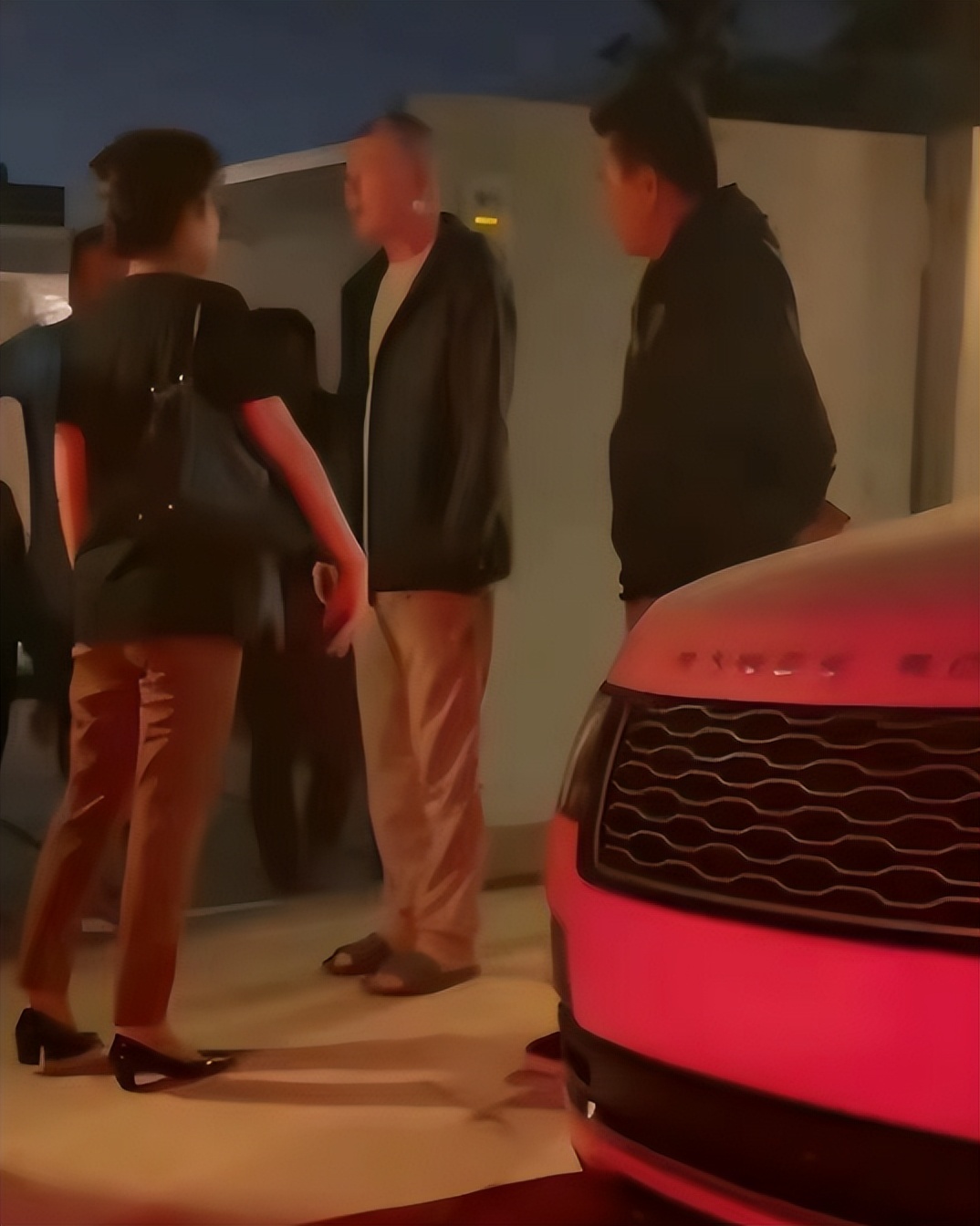 2天10个瓜，离婚、名导移民、恋情曝光、双双出轨…个个都是大瓜