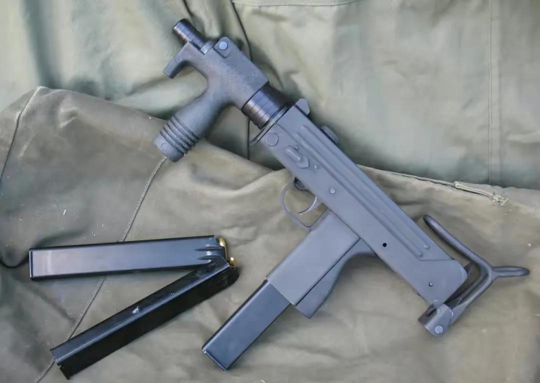 mac10冲锋枪实弹射击,乌兹冲锋枪和mac10冲锋枪哪个强