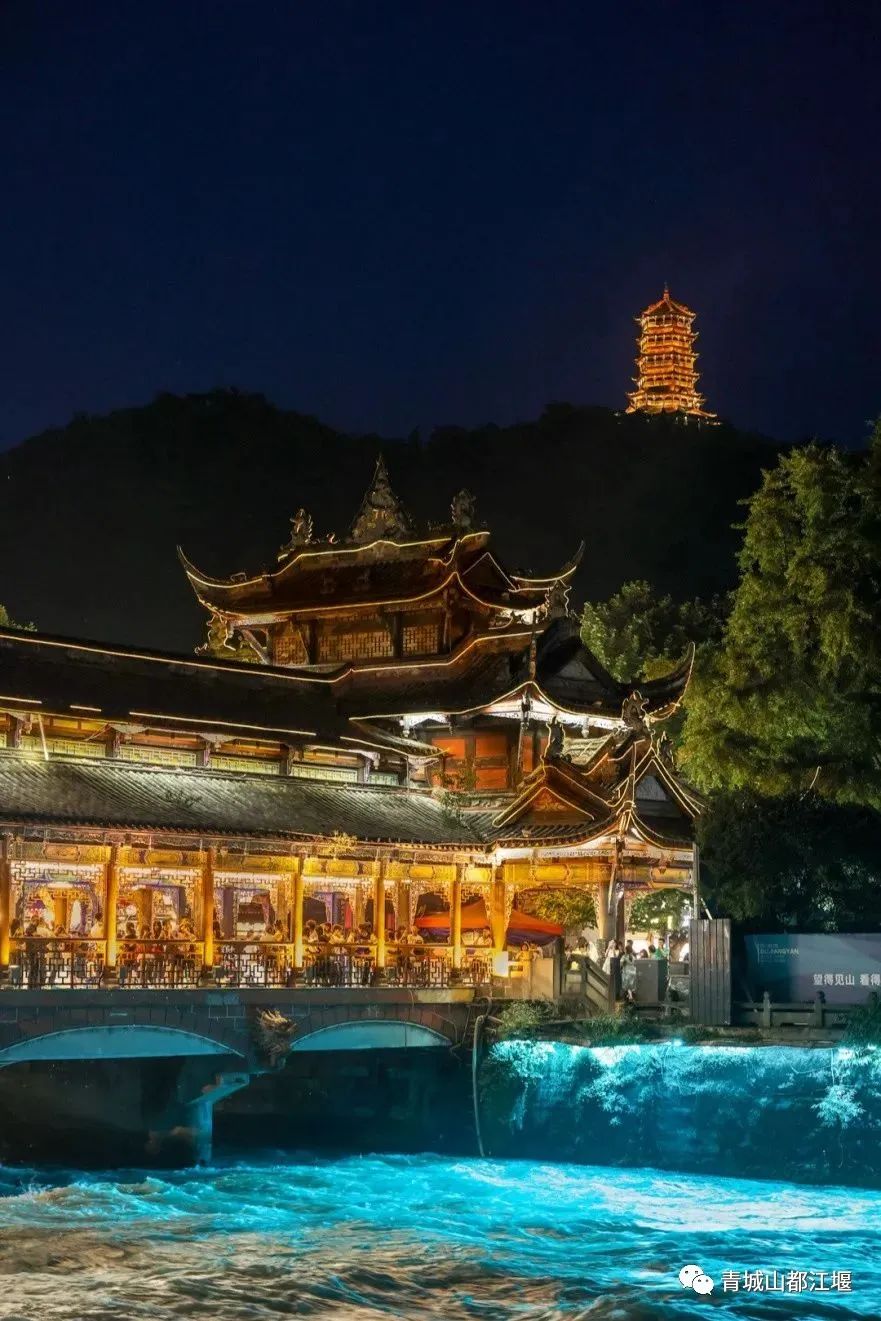 初秋城市漫游指南！都江堰8大爆款夜游地全在这里，吹河风尝美食get暴走两万步的畅快~