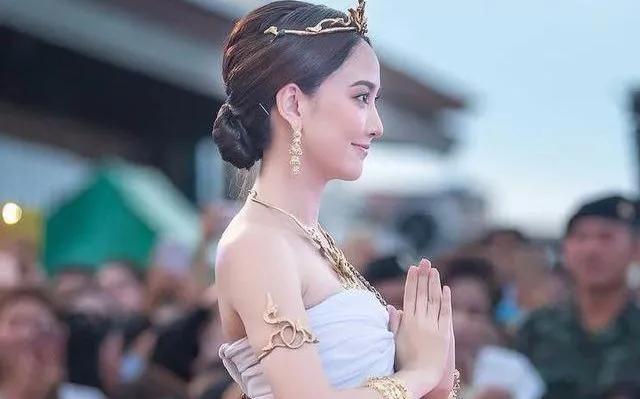 来“刷我滴卡”，一精瘦男人刷回八个如花似玉的老婆……