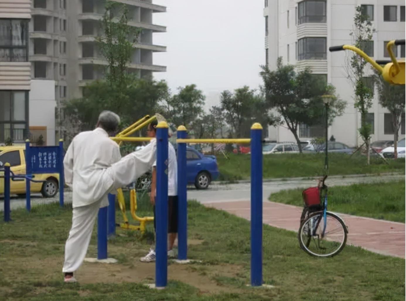 经常压腿会影响长高是真的吗,岁数大每天压腿有好处吗