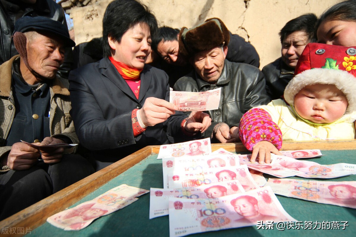 山东有位卖桃老人,连收*币假**,孝顺的女儿悄悄给换掉