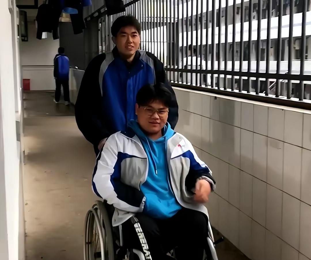 男生照顾瘫痪10年的同学,一男孩照顾轮椅同学十年