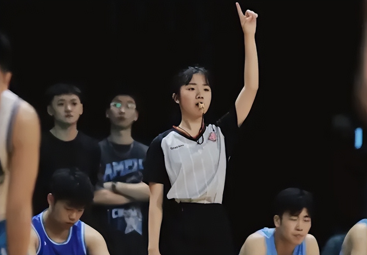 高校女生担任篮球赛裁判员,杭州高校篮球女裁判霸气视频