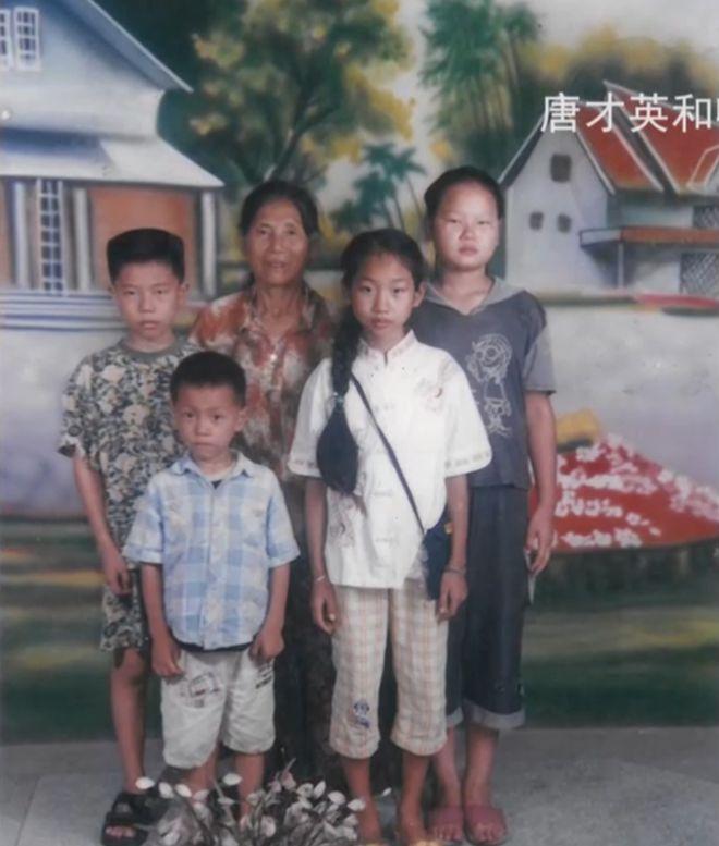 江西一小伙和81岁的老太拍婚纱,江西25岁小伙跟老妈拍婚纱照