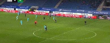 武磊3次世界级前插单刀踢飞,武磊门前横传队友又踢回来