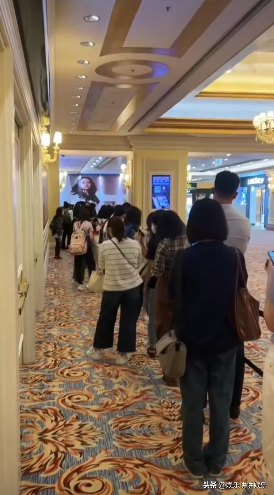 王一博街舞总决赛粉丝直拍,街舞现场王一博粉丝