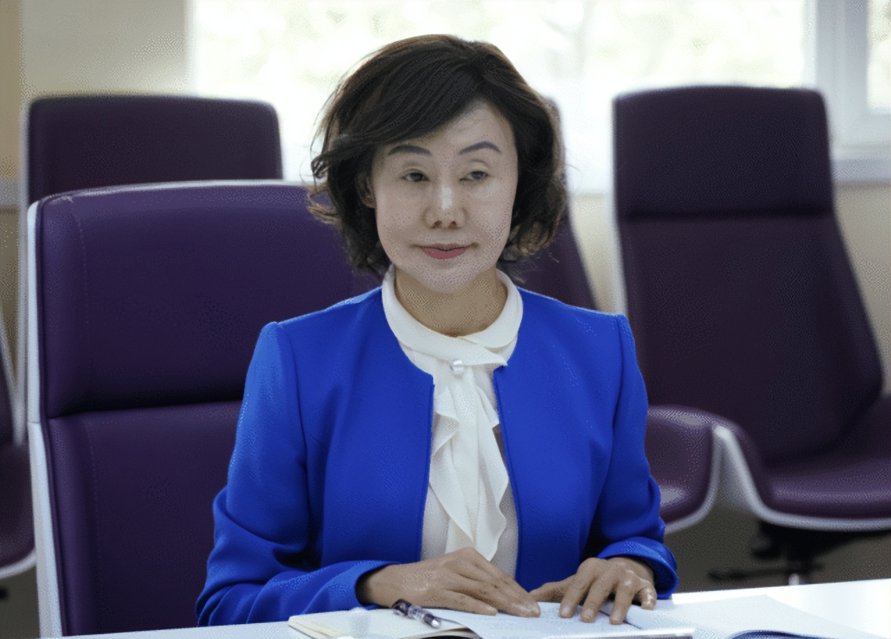 女副校长沉迷美容被开除,女校长拿公款整容