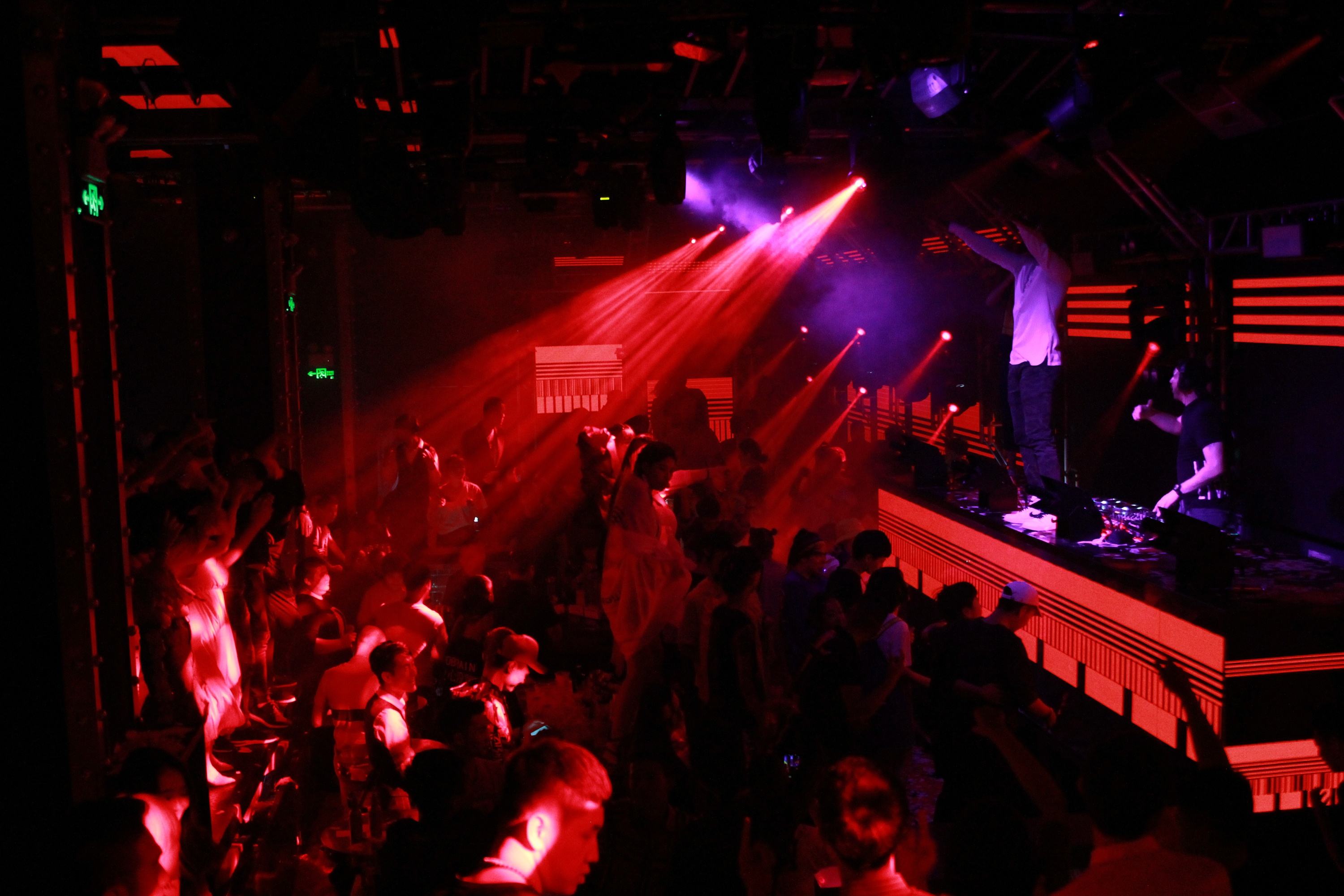 第一次去酒吧的注意事项以及指南,女生在酒吧一定要注意安全