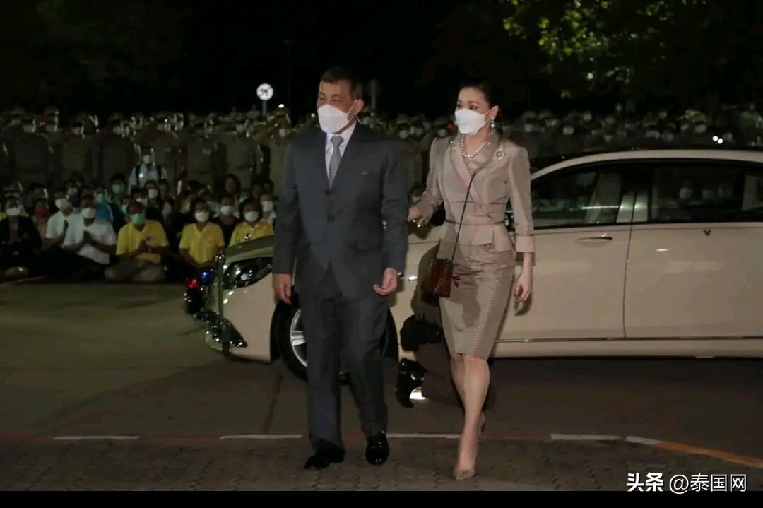 泰国国王王后慰问枪击案家属视频,泰国国王枪杀事件