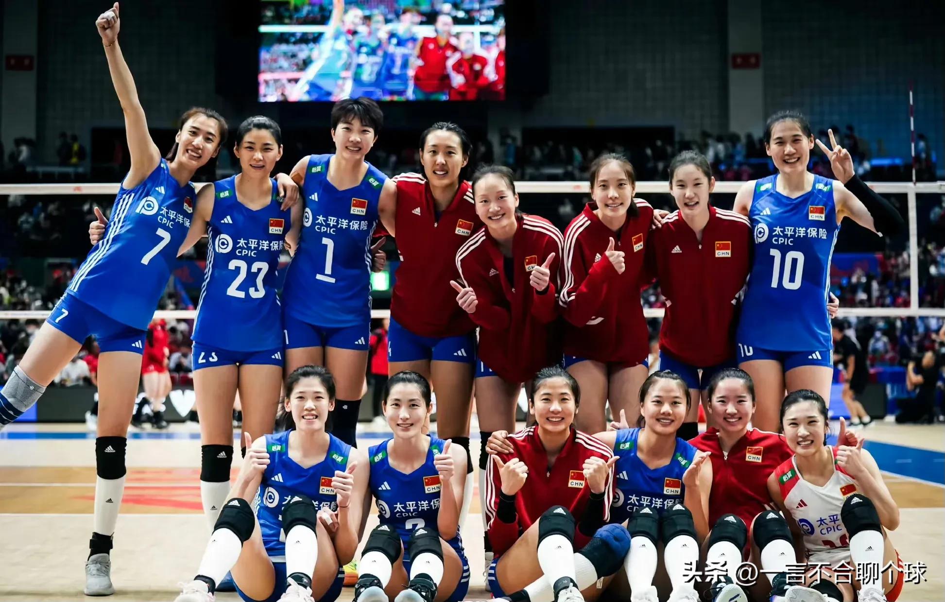 中国女排香港站活动场面,蔡斌和女排队员袁心玥李盈莹