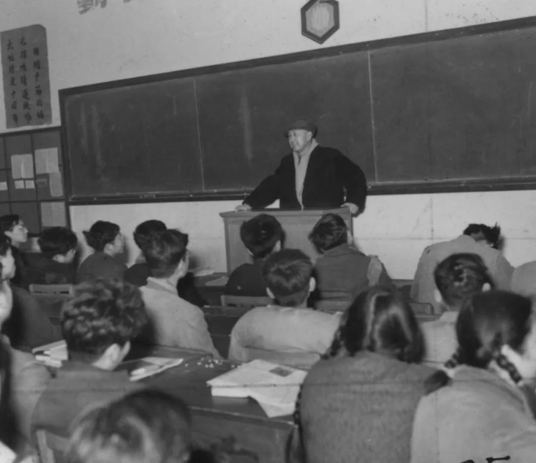 1956年钱学森参加宴会，到场后找不到自己座位，毛主席：坐我身边