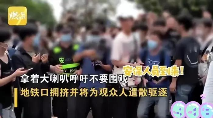 长沙女子坦诚相见街上行走，只因：男友买的不穿！更多毁三观爆料