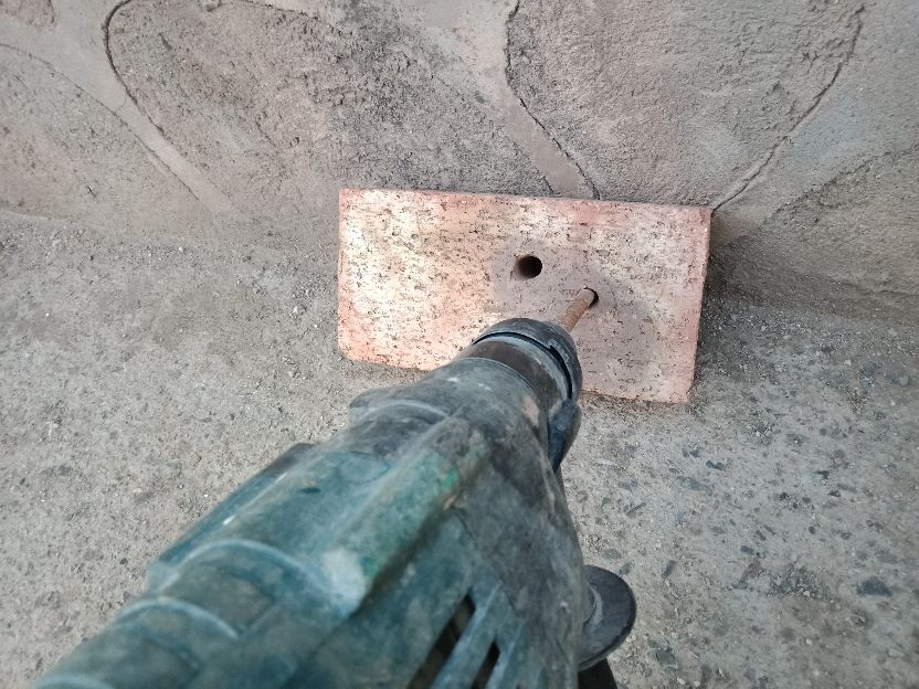 电锤打孔不崩的方法,电锤墙面打孔不掉灰妙招