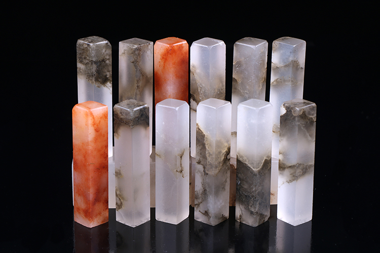 捡什么样的石头能发家致富 (捡石头真的可以发财吗)