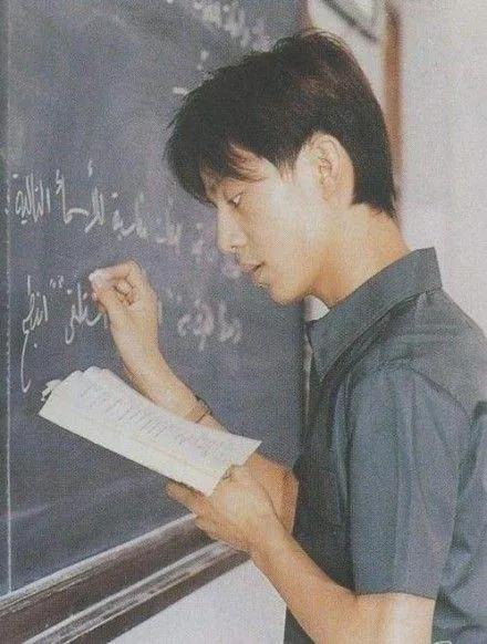 17年努力护着4个兄弟姐妹，最后却都离他而去，何炅老了，也累了