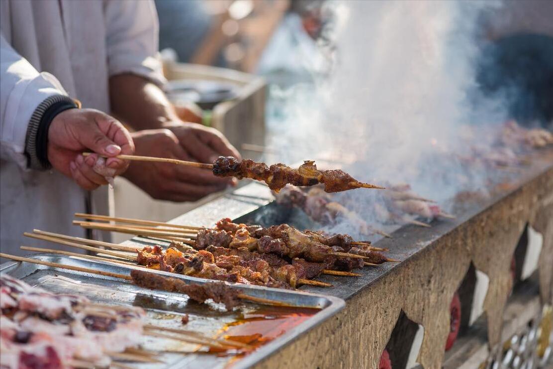 小伙请女朋友吃串,打工小伙请媳妇吃烧烤