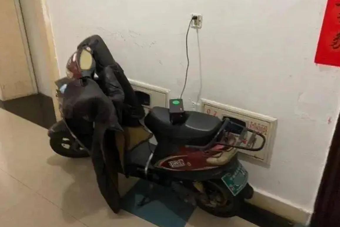 电动车可以一边充电一边开电源吗,电动车充电为什么要先接电池