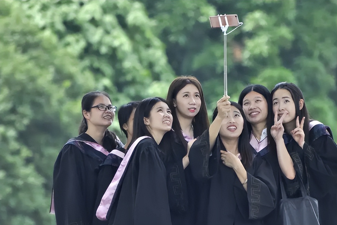 一个冷知识如果你的学士服是灰色,冷知识如果你的学士服是粉色领子