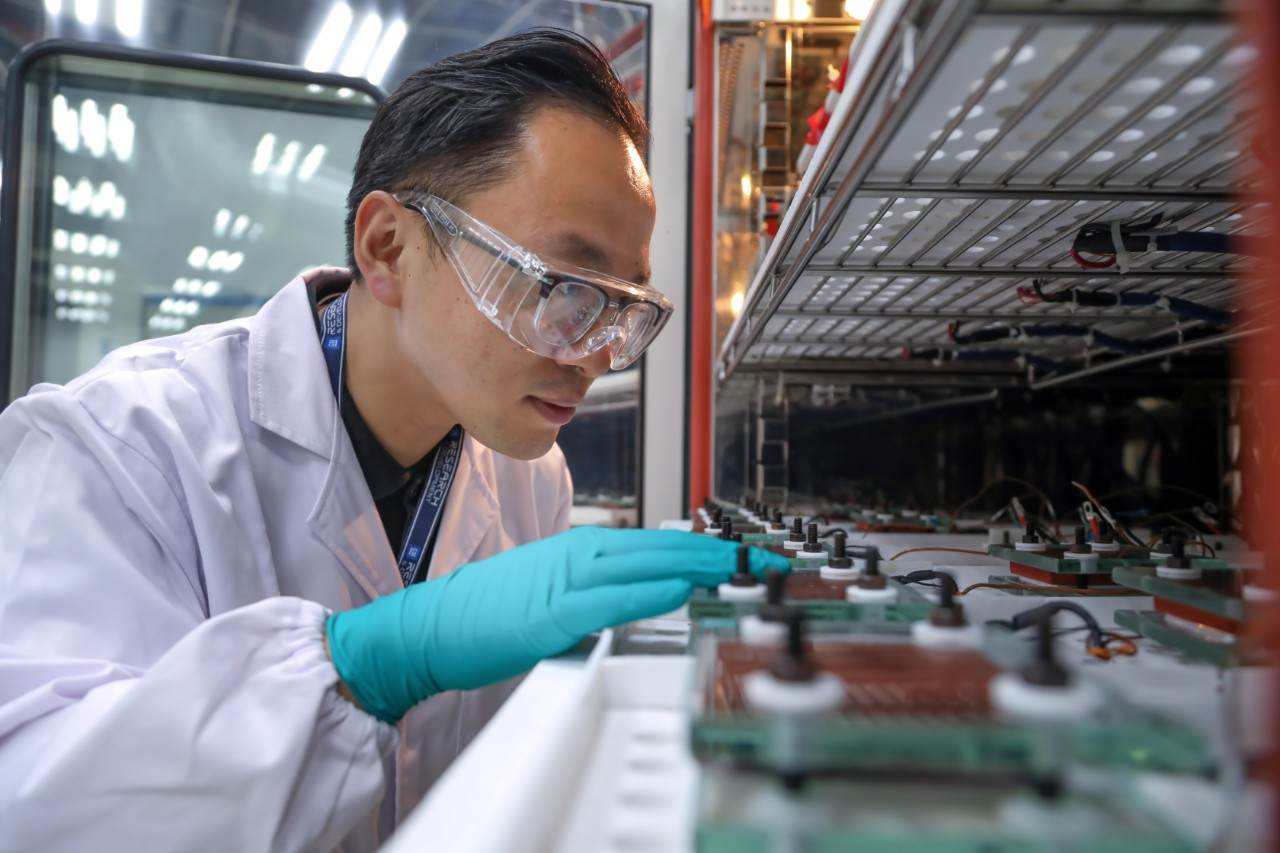 明抢？8.3亿收购英国芯片厂打了水漂，外媒：下一个或许就是华为