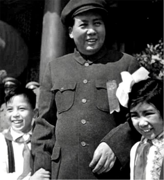 毛主席多次“戴口罩”外出，被认出后毫不避讳，与群众鱼水情深