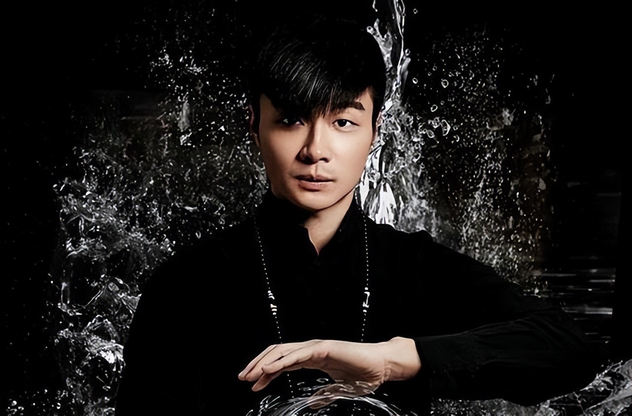 他被称为最强风水师，一言不合就砸助理，用鞋底子抽老婆的脸！