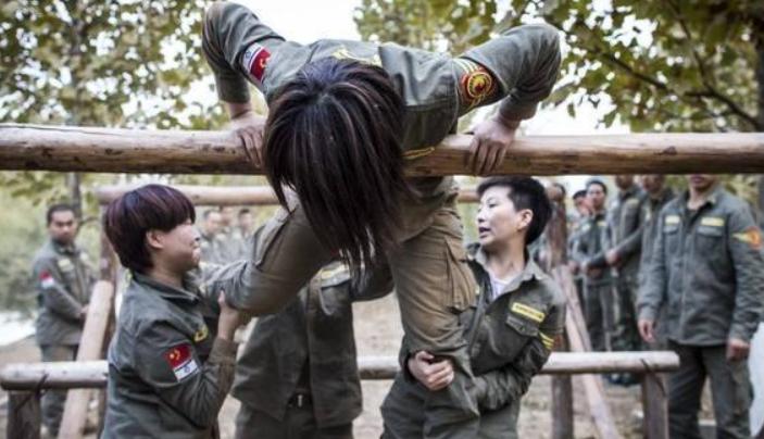 她是“北京小姐”的季军，保护过13位国家元首夫人