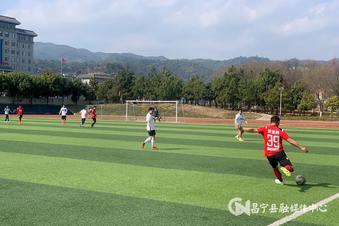 保山市全民健身日系列活动之足球交流赛在昌宁举行