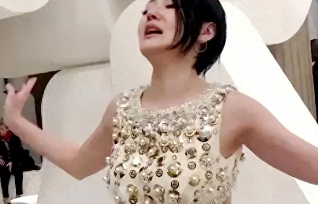 这位女明星穿性感衣服，把“诱惑”推到了极限