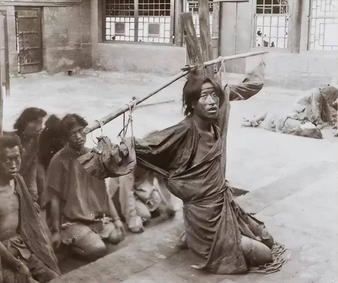 日军日记：*安妇慰**不服从管教，我很愤怒，用*刀刺**插入她的*体下**