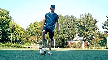 花式足球之七个简单易学的地面起球技巧