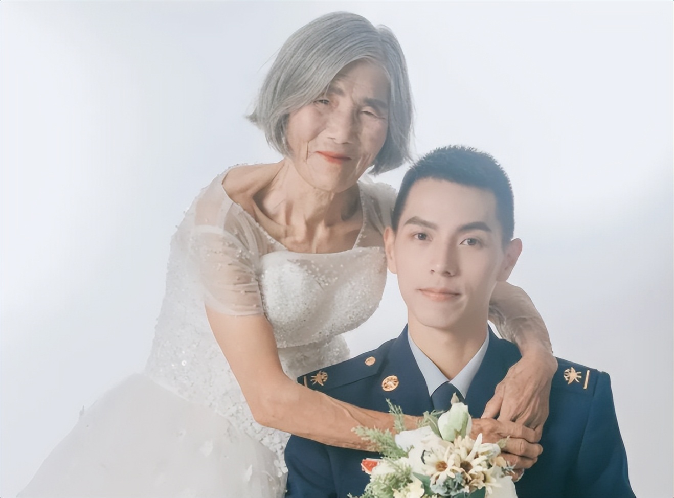 24岁小伙与85岁老人拍婚纱照,小伙子与八旬老太婚纱照