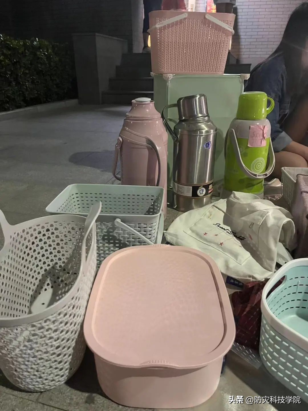 毕业季高校跳蚤市场火爆,大学毕业季活动跳蚤市场