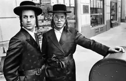 当你负债累累连亲戚都瞧不上你时,当你负债累累被人瞧不起时手绘