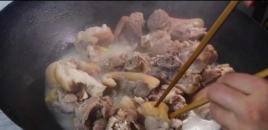 这才是猪蹄最好吃的做法，肥而不腻，香辣爽口，看着都流口水了