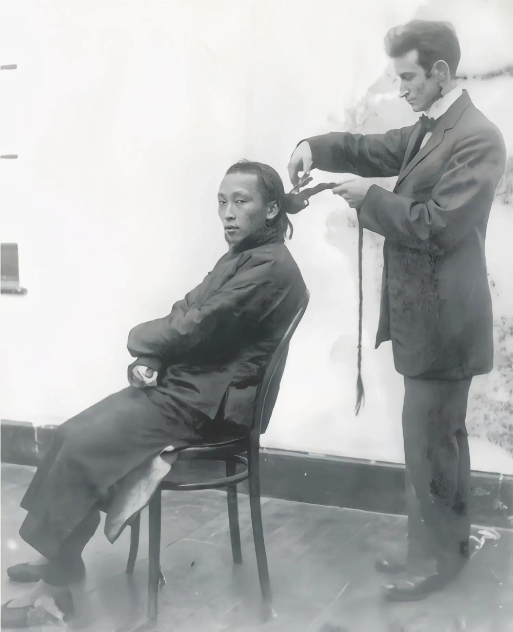 清朝灭亡后溥仪怎么处理,末代皇帝溥仪被剪掉的辫子图片