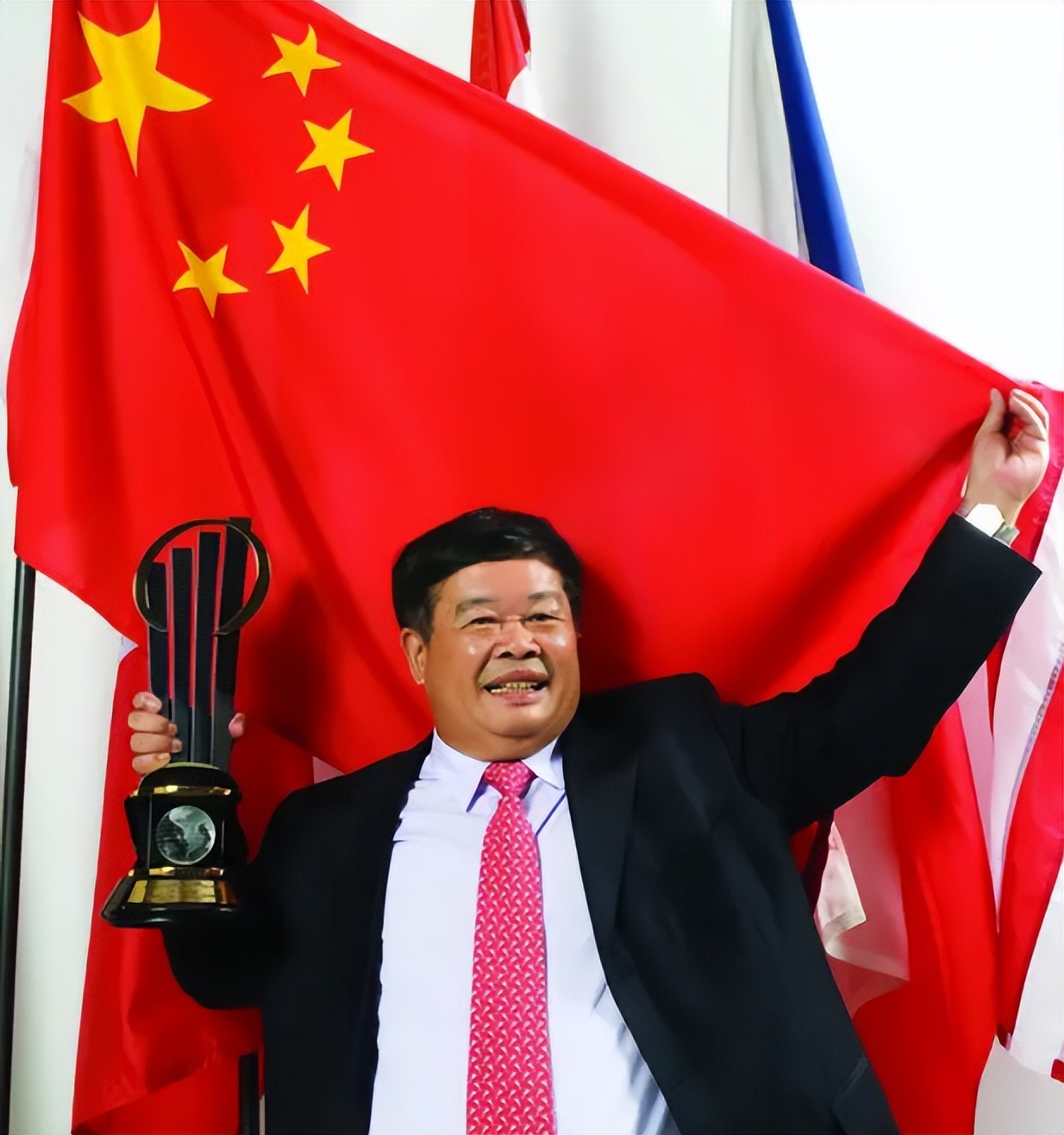 曹德旺捐100多亿给员工涨工资了吗,曹德旺给员工捐多少钱