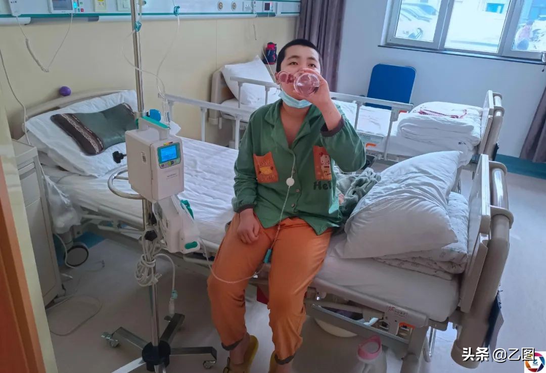 重病女儿迎来好转,却因没钱面临放弃,单亲爸爸急得扇自己耳光