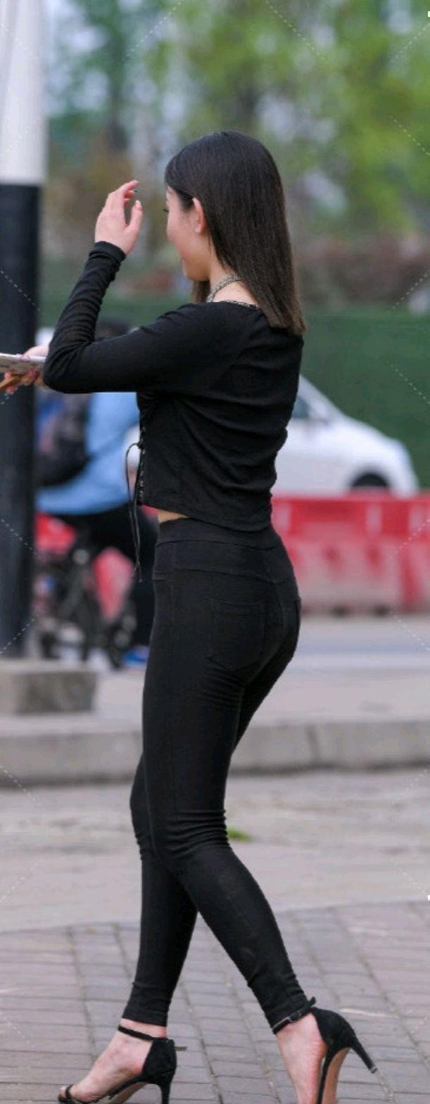 减龄穿搭背带牛仔裤,紧身裤穿搭气场十足减龄有活力