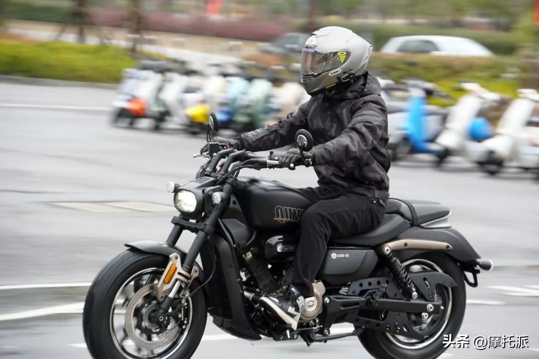 广州qjmotor赛350实车评测,qjmotor350圆灯版骑行感受